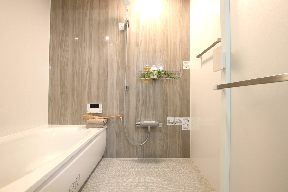 木目調の落ち着くバスルーム