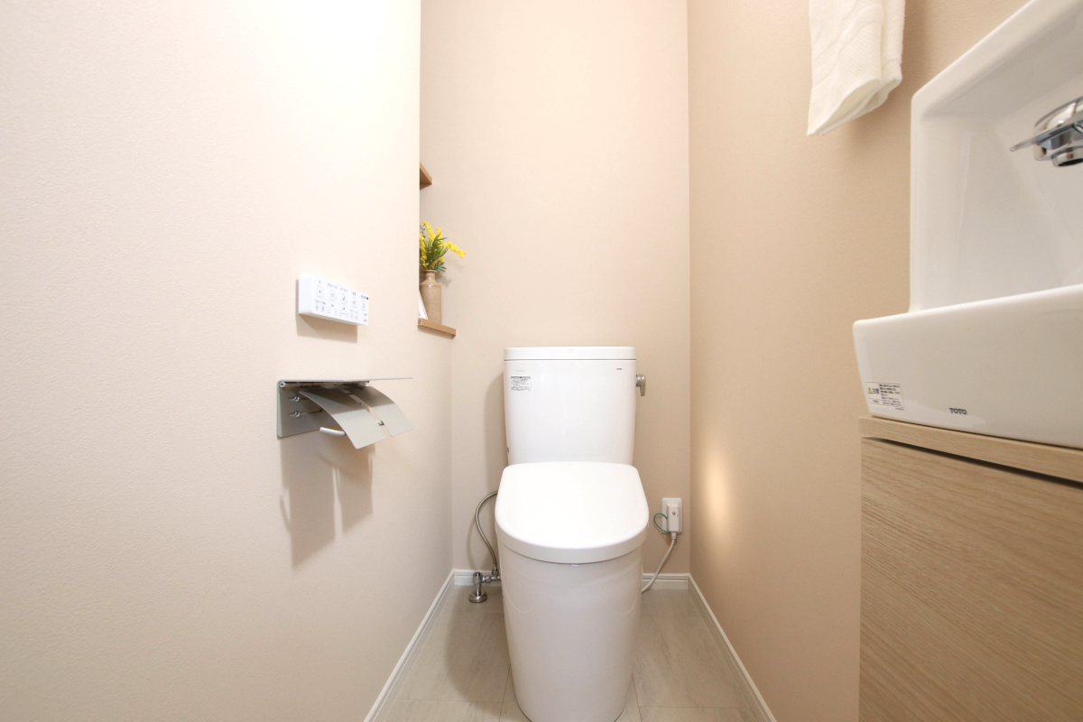 落ち着いたスペースのトイレルーム